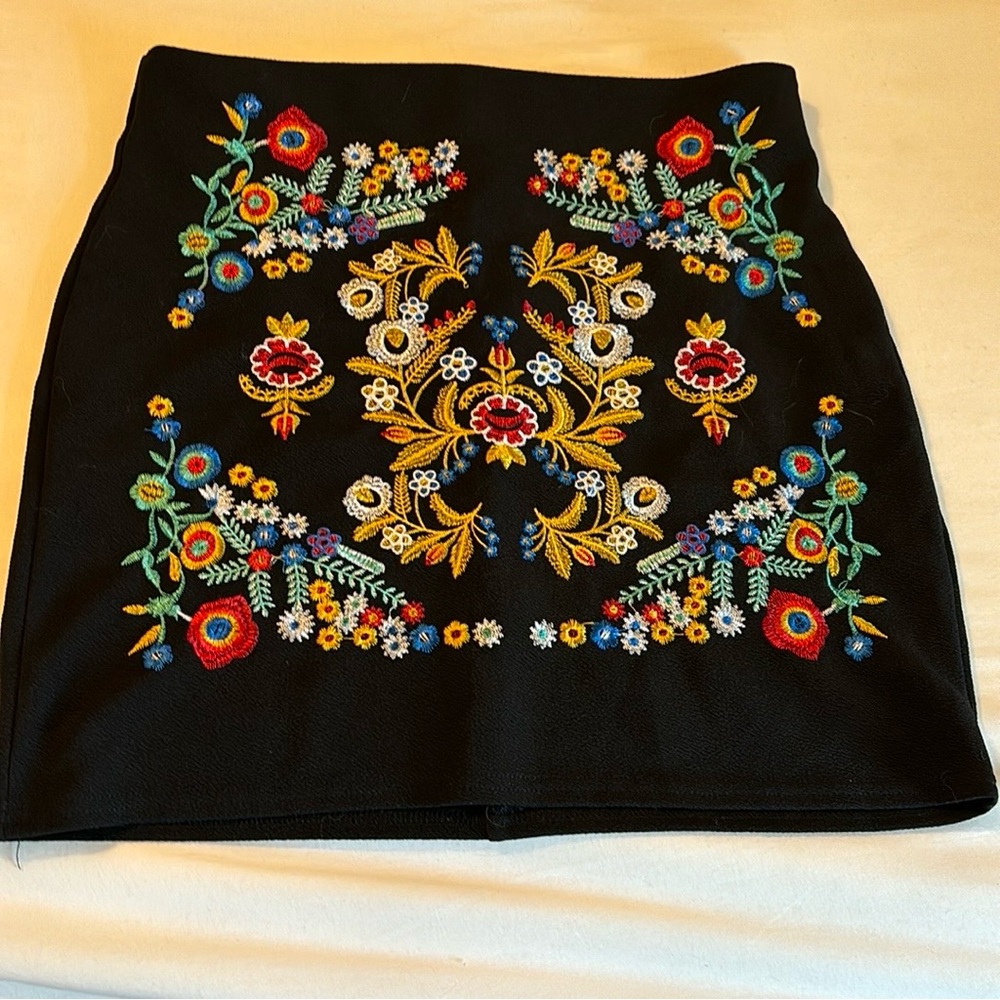 SHEIN women’s skirt size large. Very gently worn adorable skirt!